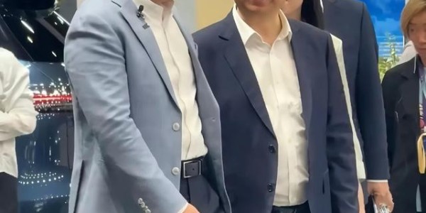 半岛体育在线-王传福打卡问界展台 余承东亲自讲解：中国车企从竞争走向竞合