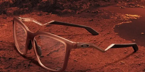  有变帅吗？姆巴佩发布佩戴欧克利联名眼镜的宣传图