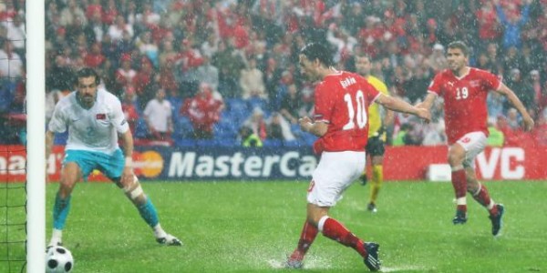 半岛体育APP-欧洲杯第一场雨战来袭?布加勒斯特球场成了游泳池