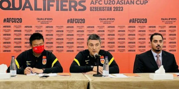 半岛体育网址-U19国青主帅赛后拥抱刘国宝：比赛艰苦但坚信能赢