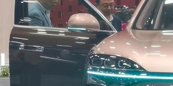 半岛体育在线-王传福打卡问界展台 余承东亲自讲解：中国车企从竞争走向竞合