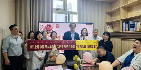 半岛体育官网-上海一医院300斤“重磅”医生火出圈！“过劳肥算工伤”具象化了！