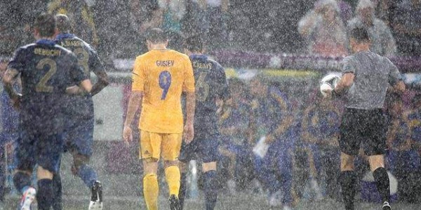 半岛体育APP-欧洲杯第一场雨战来袭?布加勒斯特球场成了游泳池