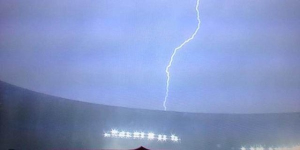 半岛体育APP-欧洲杯第一场雨战来袭?布加勒斯特球场成了游泳池