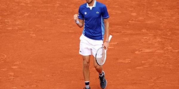 半岛体育网址-梅德维德夫轻松通过法网首轮 赢得本赛季红土首胜