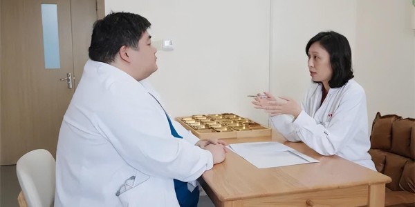 半岛体育官网-上海一医院300斤“重磅”医生火出圈！“过劳肥算工伤”具象化了！